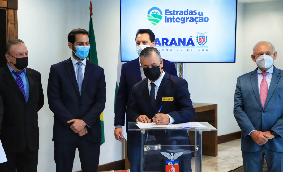 O Governo do Estado vai recuperar mais 55 quilômetros com nova pavimentação em estradas rurais de dez cidades do Paraná. Os convênios com as prefeituras foram assinados nesta segunda-feira (12), em cerimônia no Palácio Iguaçu, pelo governador Carlos Massa Ratinho Junior. - Curitiba, 12/07/2021 - Foto: José Fernando Ogura/AEN