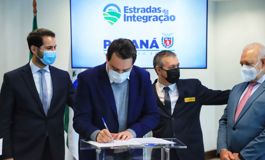 O Governo do Estado vai recuperar mais 55 quilômetros com nova pavimentação em estradas rurais de dez cidades do Paraná. Os convênios com as prefeituras foram assinados nesta segunda-feira (12), em cerimônia no Palácio Iguaçu, pelo governador Carlos Massa Ratinho Junior. - Curitiba, 12/07/2021 - Foto: José Fernando Ogura/AEN