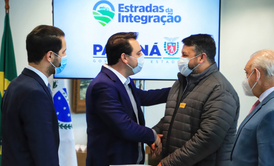 O Governo do Estado vai recuperar mais 55 quilômetros com nova pavimentação em estradas rurais de dez cidades do Paraná. Os convênios com as prefeituras foram assinados nesta segunda-feira (12), em cerimônia no Palácio Iguaçu, pelo governador Carlos Massa Ratinho Junior. - Curitiba, 12/07/2021 - Foto: José Fernando Ogura/AEN