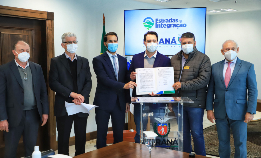 O Governo do Estado vai recuperar mais 55 quilômetros com nova pavimentação em estradas rurais de dez cidades do Paraná. Os convênios com as prefeituras foram assinados nesta segunda-feira (12), em cerimônia no Palácio Iguaçu, pelo governador Carlos Massa Ratinho Junior. - Curitiba, 12/07/2021 - Foto: José Fernando Ogura/AEN