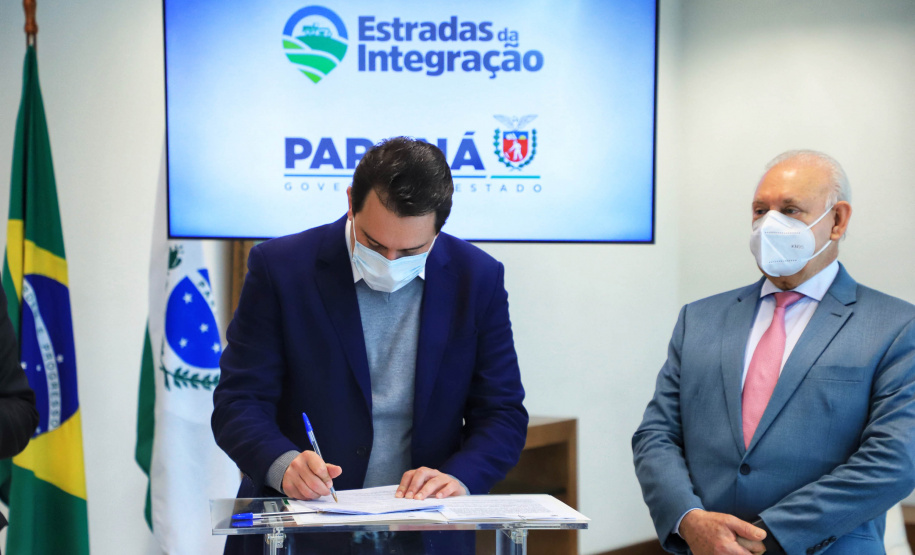 O Governo do Estado vai recuperar mais 55 quilômetros com nova pavimentação em estradas rurais de dez cidades do Paraná. Os convênios com as prefeituras foram assinados nesta segunda-feira (12), em cerimônia no Palácio Iguaçu, pelo governador Carlos Massa Ratinho Junior. - Curitiba, 12/07/2021 - Foto: José Fernando Ogura/AEN