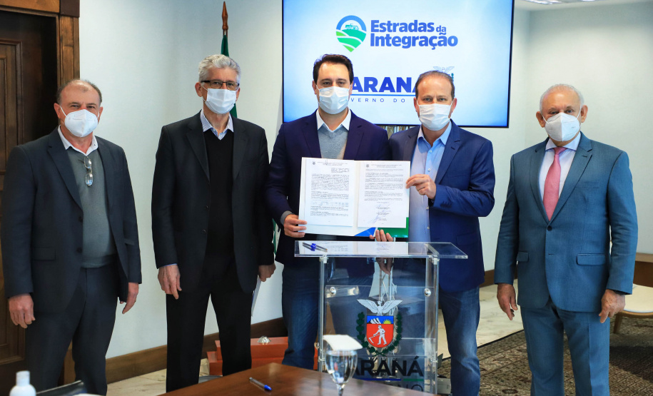O Governo do Estado vai recuperar mais 55 quilômetros com nova pavimentação em estradas rurais de dez cidades do Paraná. Os convênios com as prefeituras foram assinados nesta segunda-feira (12), em cerimônia no Palácio Iguaçu, pelo governador Carlos Massa Ratinho Junior. - Curitiba, 12/07/2021 - Foto: José Fernando Ogura/AEN
