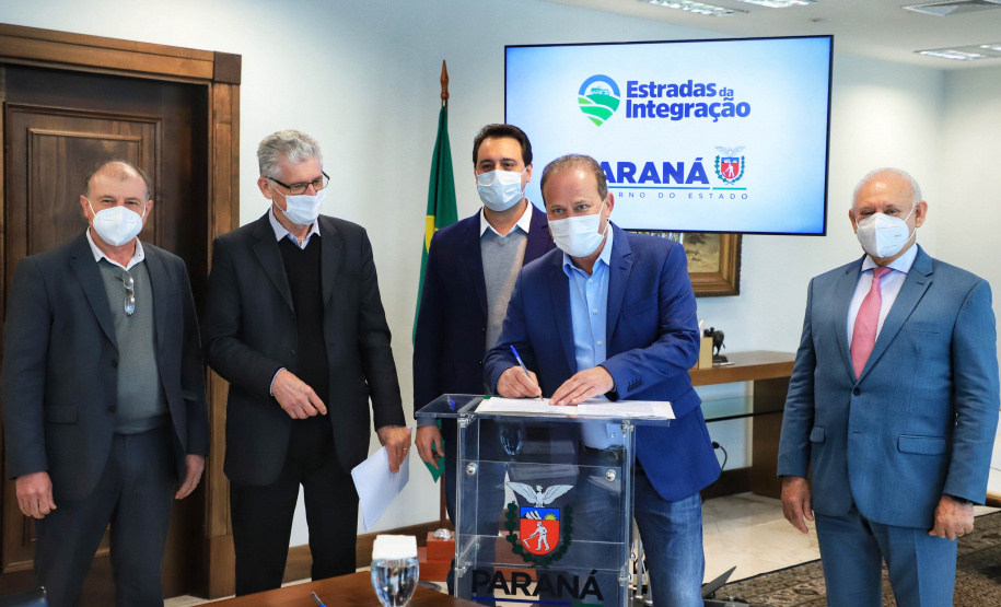O Governo do Estado vai recuperar mais 55 quilômetros com nova pavimentação em estradas rurais de dez cidades do Paraná. Os convênios com as prefeituras foram assinados nesta segunda-feira (12), em cerimônia no Palácio Iguaçu, pelo governador Carlos Massa Ratinho Junior. - Curitiba, 12/07/2021 - Foto: José Fernando Ogura/AEN