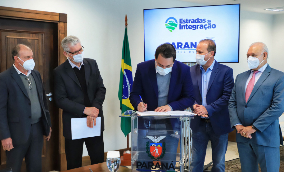 O Governo do Estado vai recuperar mais 55 quilômetros com nova pavimentação em estradas rurais de dez cidades do Paraná. Os convênios com as prefeituras foram assinados nesta segunda-feira (12), em cerimônia no Palácio Iguaçu, pelo governador Carlos Massa Ratinho Junior. - Curitiba, 12/07/2021 - Foto: José Fernando Ogura/AEN