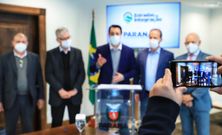 O Governo do Estado vai recuperar mais 55 quilômetros com nova pavimentação em estradas rurais de dez cidades do Paraná. Os convênios com as prefeituras foram assinados nesta segunda-feira (12), em cerimônia no Palácio Iguaçu, pelo governador Carlos Massa Ratinho Junior. - Curitiba, 12/07/2021 - Foto: José Fernando Ogura/AEN