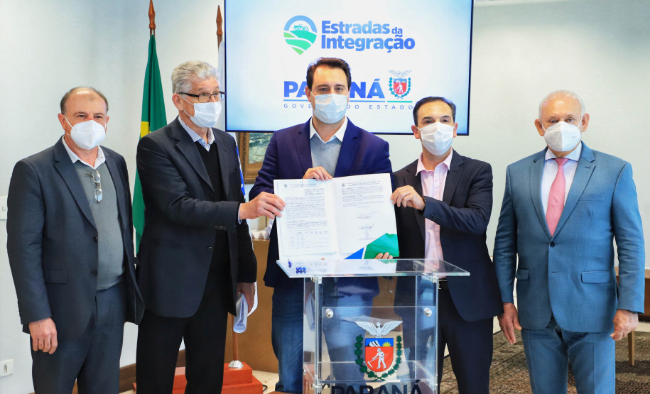 O Governo do Estado vai recuperar mais 55 quilômetros com nova pavimentação em estradas rurais de dez cidades do Paraná. Os convênios com as prefeituras foram assinados nesta segunda-feira (12), em cerimônia no Palácio Iguaçu, pelo governador Carlos Massa Ratinho Junior. - Curitiba, 12/07/2021 - Foto: José Fernando Ogura/AEN