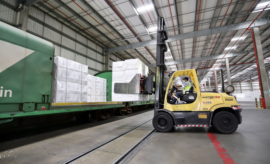 A quantidade de vagões e o volume de cargas movimentadas via ferrovia com origem ou destino ao Porto de Paranaguá aumentaram no primeiro semestre.
Foto: Claudio Neves/Portos do Paraná