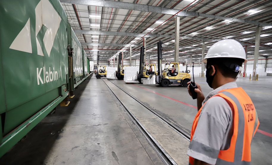 A quantidade de vagões e o volume de cargas movimentadas via ferrovia com origem ou destino ao Porto de Paranaguá aumentaram no primeiro semestre.
Foto: Claudio Neves/Portos do Paraná