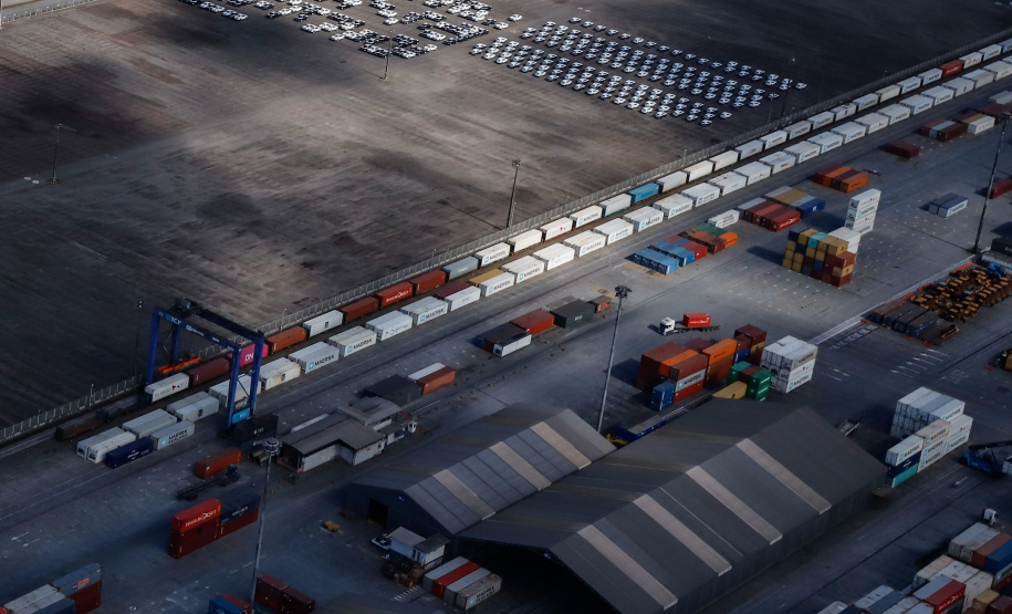 A quantidade de vagões e o volume de cargas movimentadas via ferrovia com origem ou destino ao Porto de Paranaguá aumentaram no primeiro semestre.
Foto: Rodrigo Felix Leal