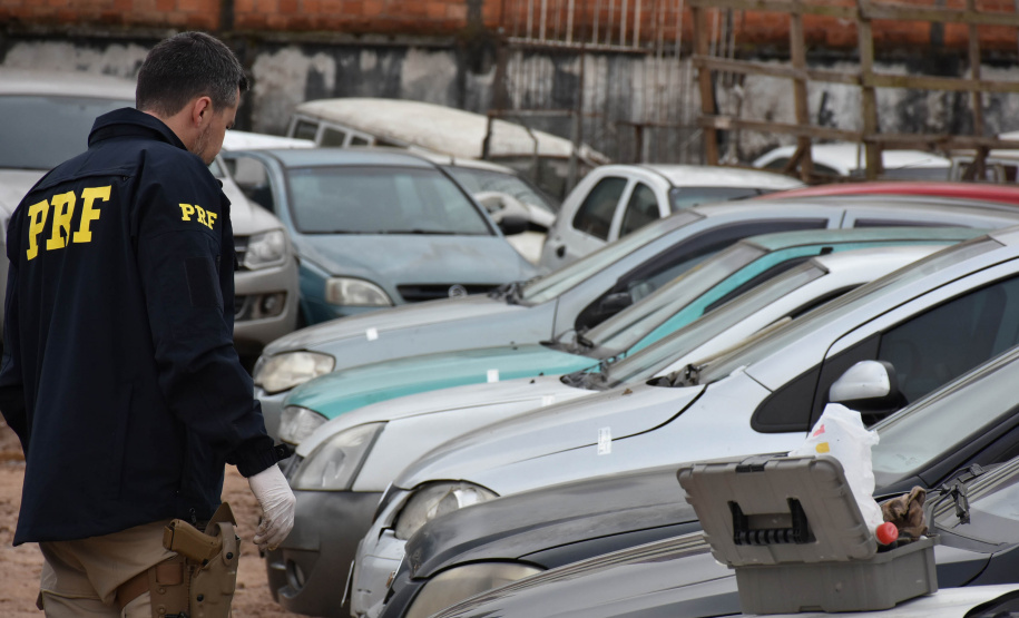 Em operação conjunta, PRF identifica veículos roubados ou furtados em pátio do Detran.  -  Curitiba, 13/07/2021  -  Foto: Detran-PR