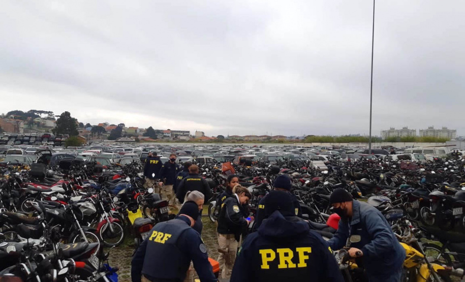 Em operação conjunta, PRF identifica veículos roubados ou furtados em pátio do Detran.  -  Curitiba, 13/07/2021  -  Foto: Detran-PR