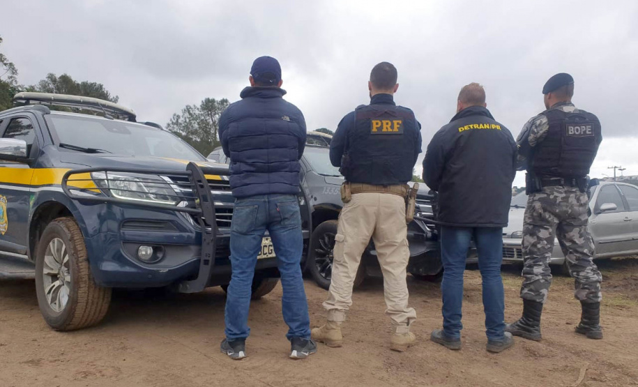 Em operação conjunta, PRF identifica veículos roubados ou furtados em pátio do Detran.  -  Curitiba, 13/07/2021  -  Foto: Detran-PR