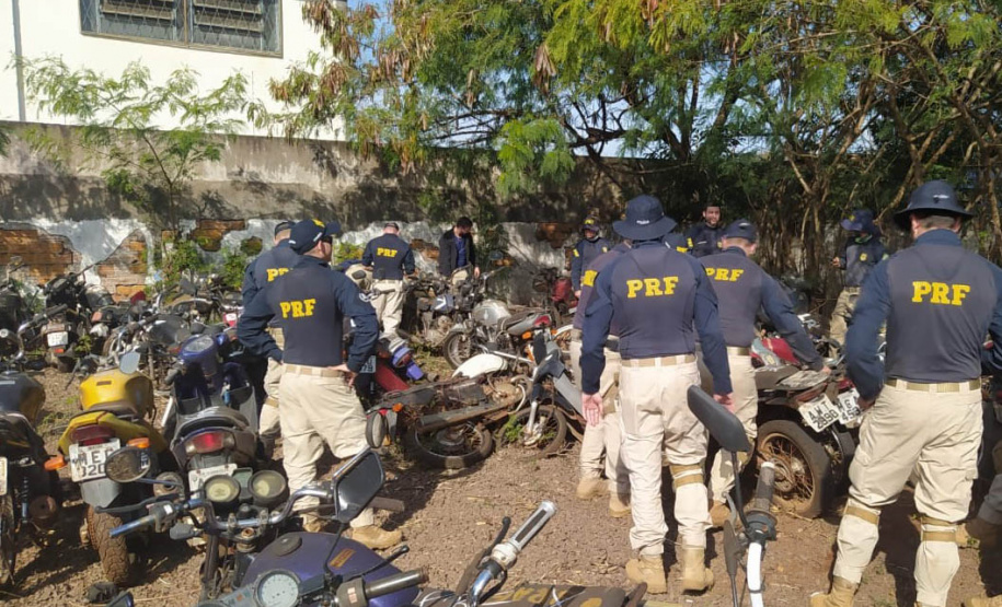 Em operação conjunta, PRF identifica veículos roubados ou furtados em pátio do Detran.  -  Curitiba, 13/07/2021  -  Foto: Detran-PR