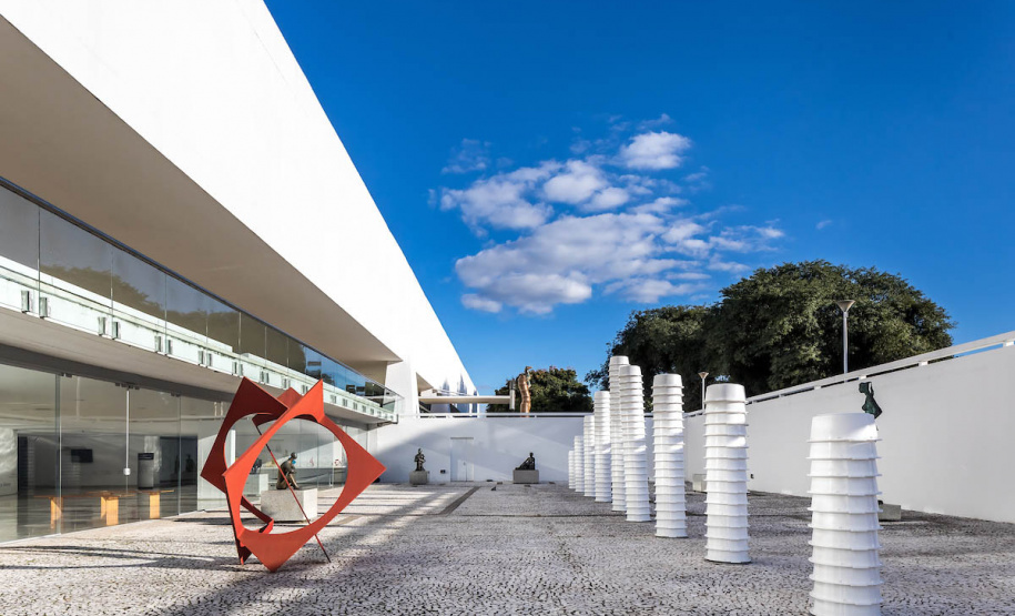 MON - Eduardo Macarios