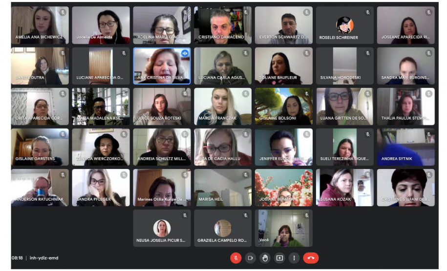 Dois mil professores da rede pública estadual participaram da formação para atuarem no Programa Mais Aprendizagem (PMA), que atende estudantes dos anos finais do Ensino Fundamental (6º ao 9º ano) e do Ensino Médio com necessidade de reforço. - Curitiba, 13/07/2021 - Foto: SEED