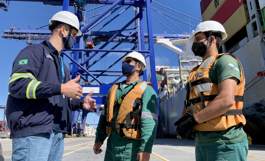 Os Portos do Paraná estão mais seguros. A constatação é da Gerência de Saúde e Segurança do Trabalho (GSST) da Diretoria de Meio Ambiente da empresa pública que se reuniu, nesta semana, para avaliar as metas e definir os próximos passos para expandir ainda mais os trabalhos de conscientização, educação e otimização das rotinas e protocolos de segurança. - Paranaguá, 14/07/2021 - Foto: Claudio Neves/Portos do Paraná