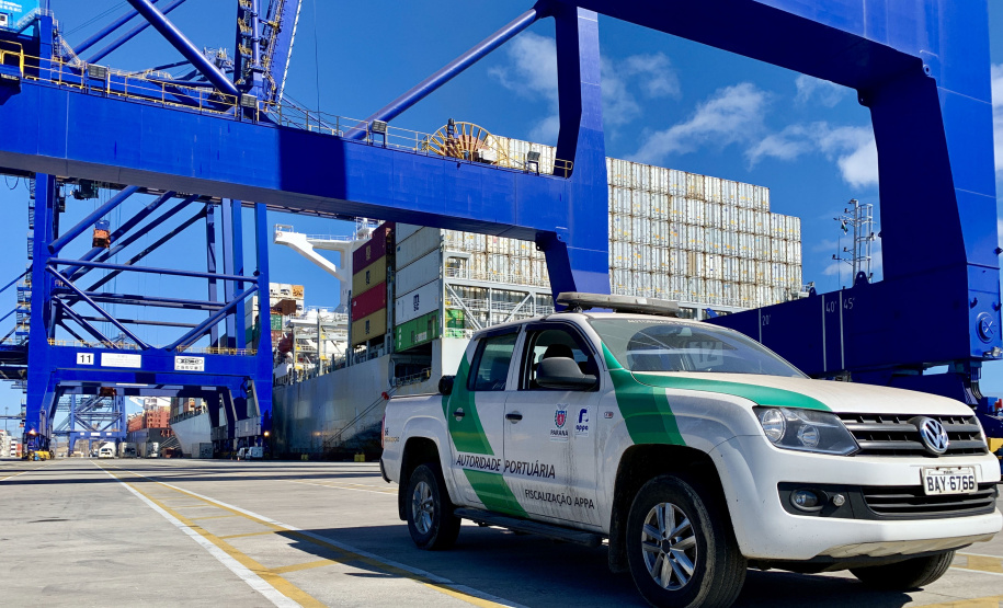 Os Portos do Paraná estão mais seguros. A constatação é da Gerência de Saúde e Segurança do Trabalho (GSST) da Diretoria de Meio Ambiente da empresa pública que se reuniu, nesta semana, para avaliar as metas e definir os próximos passos para expandir ainda mais os trabalhos de conscientização, educação e otimização das rotinas e protocolos de segurança. - Paranaguá, 14/07/2021 - Foto: Claudio Neves/Portos do Paraná