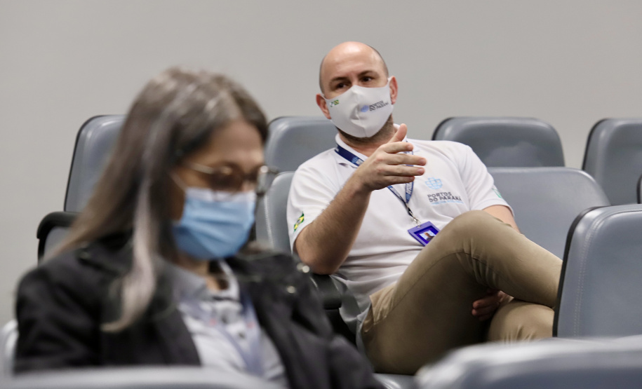 Os Portos do Paraná estão mais seguros. A constatação é da Gerência de Saúde e Segurança do Trabalho (GSST) da Diretoria de Meio Ambiente da empresa pública que se reuniu, nesta semana, para avaliar as metas e definir os próximos passos para expandir ainda mais os trabalhos de conscientização, educação e otimização das rotinas e protocolos de segurança. - Paranaguá, 14/07/2021 - Foto: Claudio Neves/Portos do Paraná