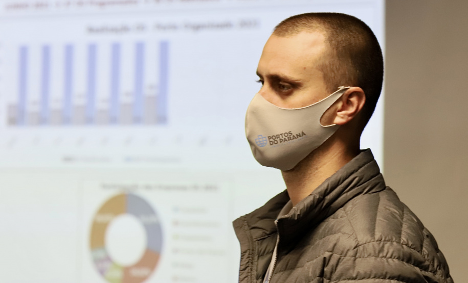 Os Portos do Paraná estão mais seguros. A constatação é da Gerência de Saúde e Segurança do Trabalho (GSST) da Diretoria de Meio Ambiente da empresa pública que se reuniu, nesta semana, para avaliar as metas e definir os próximos passos para expandir ainda mais os trabalhos de conscientização, educação e otimização das rotinas e protocolos de segurança. - Paranaguá, 14/07/2021 - Foto: Claudio Neves/Portos do Paraná
