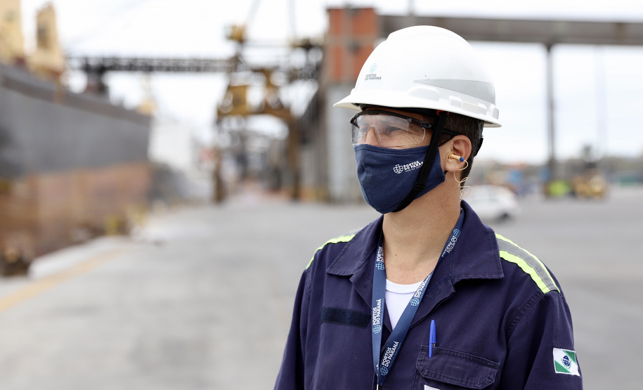 Os Portos do Paraná estão mais seguros. A constatação é da Gerência de Saúde e Segurança do Trabalho (GSST) da Diretoria de Meio Ambiente da empresa pública que se reuniu, nesta semana, para avaliar as metas e definir os próximos passos para expandir ainda mais os trabalhos de conscientização, educação e otimização das rotinas e protocolos de segurança. - Paranaguá, 14/07/2021 - Foto: Claudio Neves/Portos do Paraná