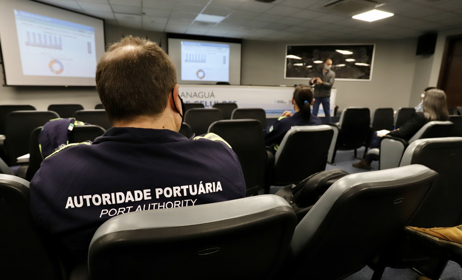 Os Portos do Paraná estão mais seguros. A constatação é da Gerência de Saúde e Segurança do Trabalho (GSST) da Diretoria de Meio Ambiente da empresa pública que se reuniu, nesta semana, para avaliar as metas e definir os próximos passos para expandir ainda mais os trabalhos de conscientização, educação e otimização das rotinas e protocolos de segurança. - Paranaguá, 14/07/2021 - Foto: Claudio Neves/Portos do Paraná