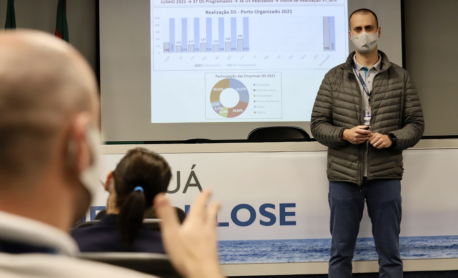 Os Portos do Paraná estão mais seguros. A constatação é da Gerência de Saúde e Segurança do Trabalho (GSST) da Diretoria de Meio Ambiente da empresa pública que se reuniu, nesta semana, para avaliar as metas e definir os próximos passos para expandir ainda mais os trabalhos de conscientização, educação e otimização das rotinas e protocolos de segurança. - Paranaguá, 14/07/2021 - Foto: Claudio Neves/Portos do Paraná