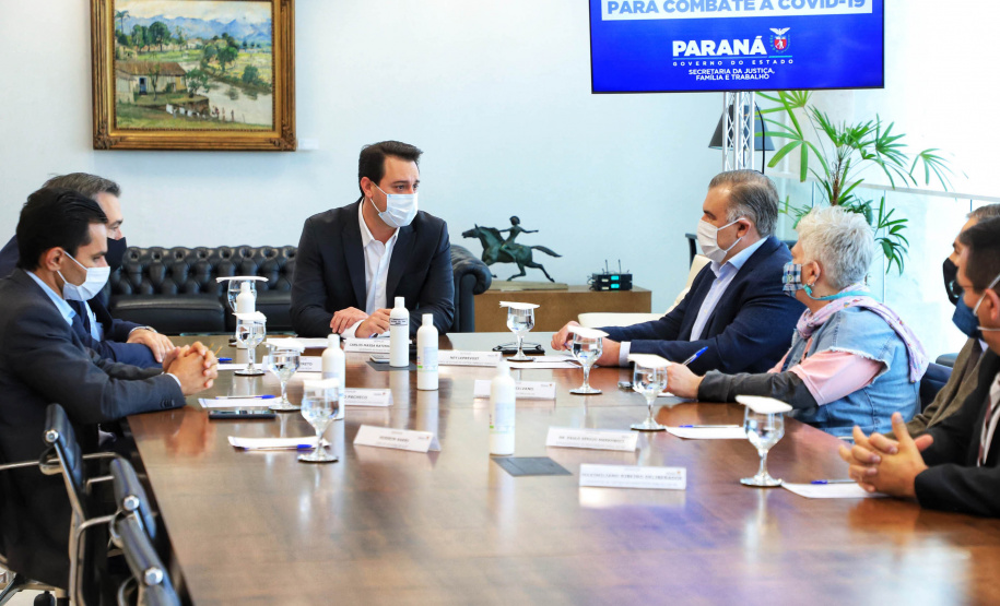 Mais de R$ 34 milhões arrecadados por infrações ao Código de Defesa do Consumidor serão revertidos em investimentos nas áreas da saúde e assistência social. A transferência foi autorizada nesta quarta-feira (14) pelo governador Carlos Massa Ratinho Junior, e é fruto da Lei 20.532/2021, que autoriza a transferência de 95% dos recursos do Fundo Estadual de Defesa do Consumidor (Fecon) para as duas áreas até o fim da pandemia no Paraná - Curitiba, 14/07/2021 - Foto: José Fernando Ogura/AEN