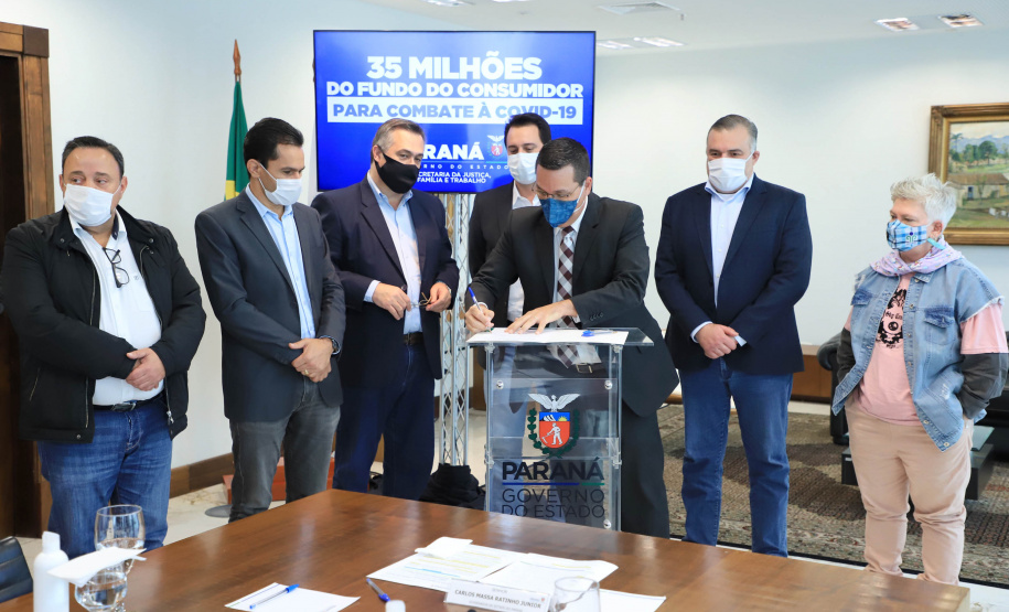 Mais de R$ 34 milhões arrecadados por infrações ao Código de Defesa do Consumidor serão revertidos em investimentos nas áreas da saúde e assistência social. A transferência foi autorizada nesta quarta-feira (14) pelo governador Carlos Massa Ratinho Junior, e é fruto da Lei 20.532/2021, que autoriza a transferência de 95% dos recursos do Fundo Estadual de Defesa do Consumidor (Fecon) para as duas áreas até o fim da pandemia no Paraná - Curitiba, 14/07/2021 - Foto: José Fernando Ogura/AEN