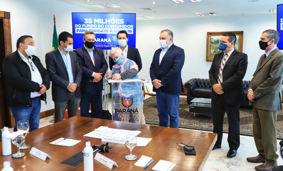 Mais de R$ 34 milhões arrecadados por infrações ao Código de Defesa do Consumidor serão revertidos em investimentos nas áreas da saúde e assistência social. A transferência foi autorizada nesta quarta-feira (14) pelo governador Carlos Massa Ratinho Junior, e é fruto da Lei 20.532/2021, que autoriza a transferência de 95% dos recursos do Fundo Estadual de Defesa do Consumidor (Fecon) para as duas áreas até o fim da pandemia no Paraná - Curitiba, 14/07/2021 - Foto: José Fernando Ogura/AEN