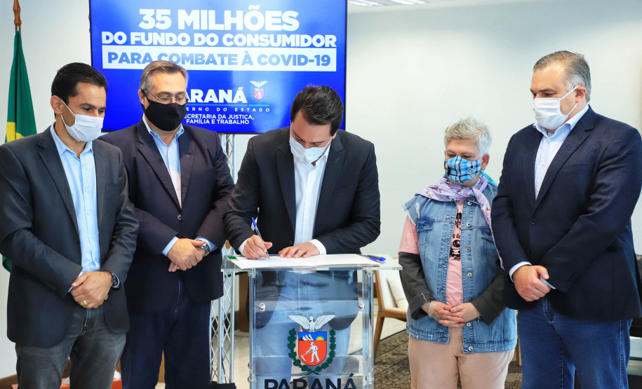Mais de R$ 34 milhões arrecadados por infrações ao Código de Defesa do Consumidor serão revertidos em investimentos nas áreas da saúde e assistência social. A transferência foi autorizada nesta quarta-feira (14) pelo governador Carlos Massa Ratinho Junior, e é fruto da Lei 20.532/2021, que autoriza a transferência de 95% dos recursos do Fundo Estadual de Defesa do Consumidor (Fecon) para as duas áreas até o fim da pandemia no Paraná - Curitiba, 14/07/2021 - Foto: José Fernando Ogura/AEN