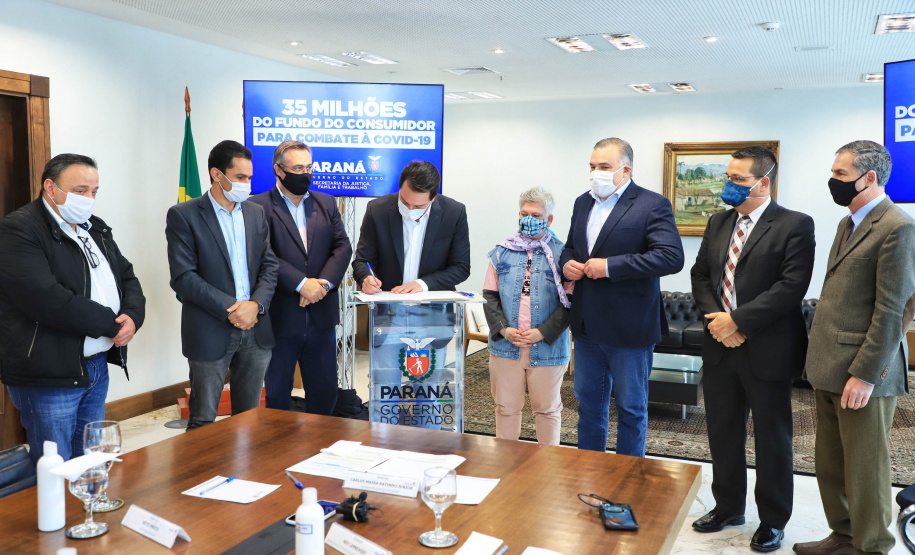 Mais de R$ 34 milhões arrecadados por infrações ao Código de Defesa do Consumidor serão revertidos em investimentos nas áreas da saúde e assistência social. A transferência foi autorizada nesta quarta-feira (14) pelo governador Carlos Massa Ratinho Junior, e é fruto da Lei 20.532/2021, que autoriza a transferência de 95% dos recursos do Fundo Estadual de Defesa do Consumidor (Fecon) para as duas áreas até o fim da pandemia no Paraná - Curitiba, 14/07/2021 - Foto: José Fernando Ogura/AEN
