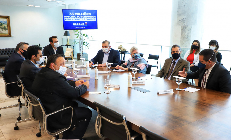 Mais de R$ 34 milhões arrecadados por infrações ao Código de Defesa do Consumidor serão revertidos em investimentos nas áreas da saúde e assistência social. A transferência foi autorizada nesta quarta-feira (14) pelo governador Carlos Massa Ratinho Junior, e é fruto da Lei 20.532/2021, que autoriza a transferência de 95% dos recursos do Fundo Estadual de Defesa do Consumidor (Fecon) para as duas áreas até o fim da pandemia no Paraná - Curitiba, 14/07/2021 - Foto: José Fernando Ogura/AEN