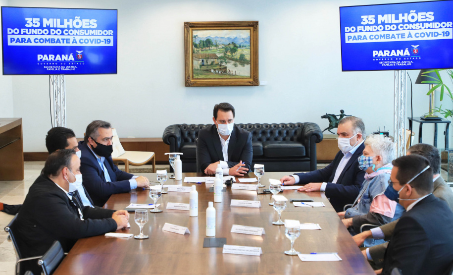 Mais de R$ 34 milhões arrecadados por infrações ao Código de Defesa do Consumidor serão revertidos em investimentos nas áreas da saúde e assistência social. A transferência foi autorizada nesta quarta-feira (14) pelo governador Carlos Massa Ratinho Junior, e é fruto da Lei 20.532/2021, que autoriza a transferência de 95% dos recursos do Fundo Estadual de Defesa do Consumidor (Fecon) para as duas áreas até o fim da pandemia no Paraná - Curitiba, 14/07/2021 - Foto: José Fernando Ogura/AEN