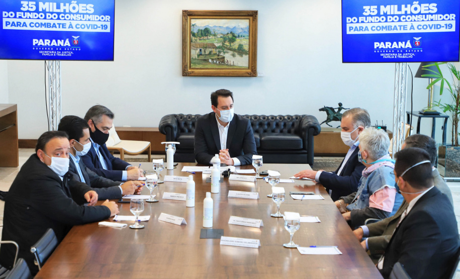 Mais de R$ 34 milhões arrecadados por infrações ao Código de Defesa do Consumidor serão revertidos em investimentos nas áreas da saúde e assistência social. A transferência foi autorizada nesta quarta-feira (14) pelo governador Carlos Massa Ratinho Junior, e é fruto da Lei 20.532/2021, que autoriza a transferência de 95% dos recursos do Fundo Estadual de Defesa do Consumidor (Fecon) para as duas áreas até o fim da pandemia no Paraná - Curitiba, 14/07/2021 - Foto: José Fernando Ogura/AEN