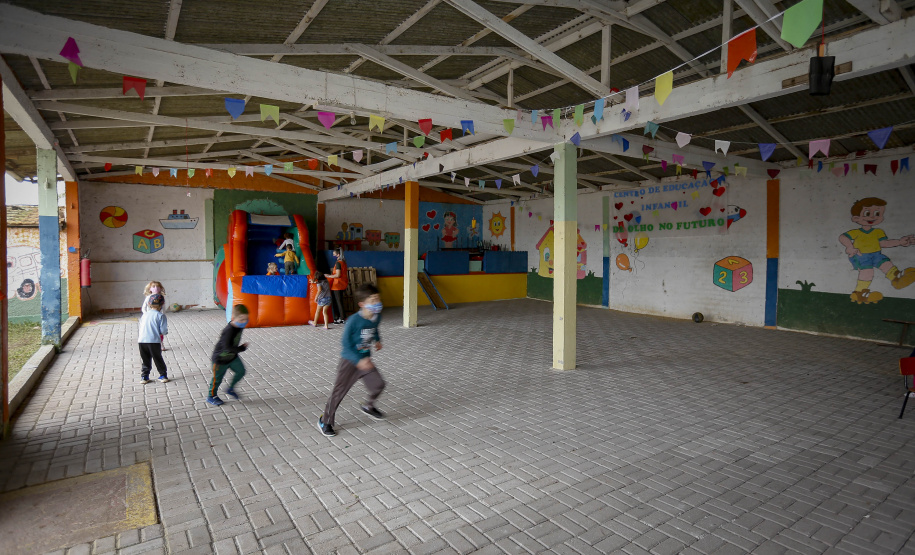 Banco da Mulher Paranaense beneficiou mais de 5 mil empreendedoras
A “Escola De Olho no Futuro” reabriu em outubro de 2020 somente com aulas extracurriculares. Neste ano, com todos os funcionários vacinados contra a Covid-19, retomou as aulas presenciais. 
Foto Gilson Abreu