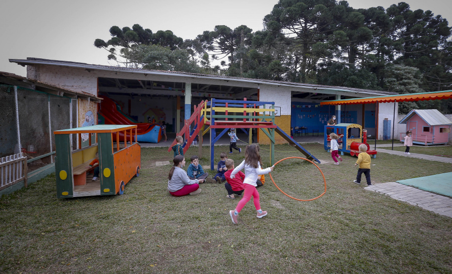 Banco da Mulher Paranaense beneficiou mais de 5 mil empreendedoras
A “Escola De Olho no Futuro” reabriu em outubro de 2020 somente com aulas extracurriculares. Neste ano, com todos os funcionários vacinados contra a Covid-19, retomou as aulas presenciais. 
Foto Gilson Abreu