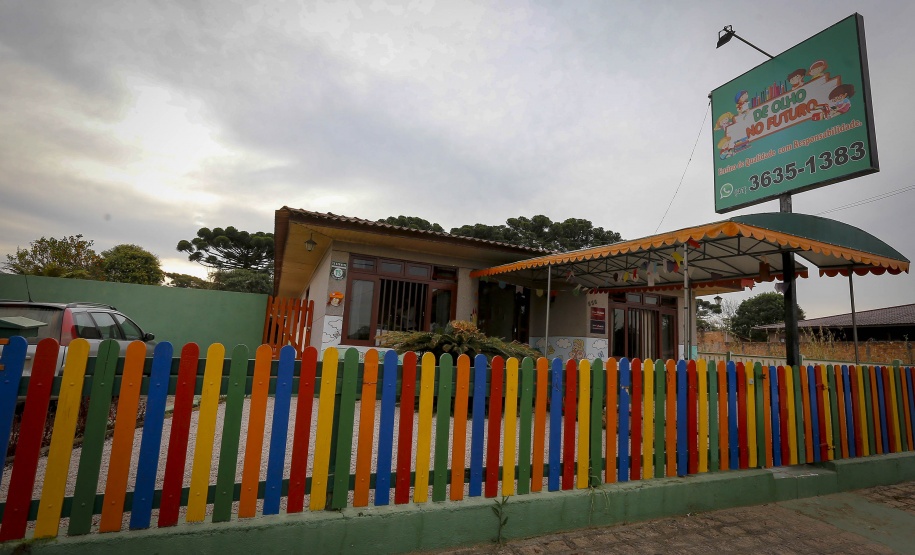 Banco da Mulher Paranaense beneficiou mais de 5 mil empreendedoras
A “Escola De Olho no Futuro” reabriu em outubro de 2020 somente com aulas extracurriculares. Neste ano, com todos os funcionários vacinados contra a Covid-19, retomou as aulas presenciais. 
Foto Gilson Abreu