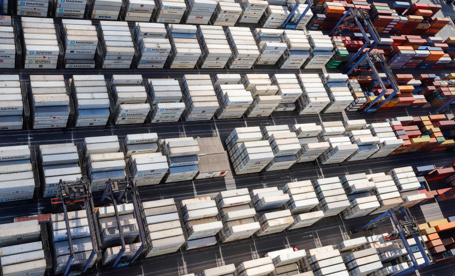 Sorvetes fabricados em Maringá, no Paraná, vão refrescar o verão na Europa. A exportação é possível graças ao uso de contêineres refrigerados, que mantêm a temperatura ideal durante toda a viagem, que dura cerca de 15 dias. O porto de Paranaguá possui hoje a maior estrutura para este tipo de transporte, em toda a América Latina.  - Paranaguaguá, 15/07/2021  -  Foto: Claudio Neves/Portos do Paraná
