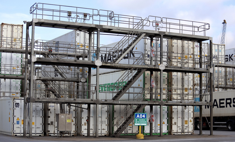 Sorvetes fabricados em Maringá, no Paraná, vão refrescar o verão na Europa. A exportação é possível graças ao uso de contêineres refrigerados, que mantêm a temperatura ideal durante toda a viagem, que dura cerca de 15 dias. O porto de Paranaguá possui hoje a maior estrutura para este tipo de transporte, em toda a América Latina.  - Paranaguaguá, 15/07/2021  -  Foto: Claudio Neves/Portos do Paraná