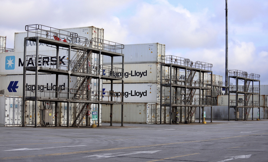 Sorvetes fabricados em Maringá, no Paraná, vão refrescar o verão na Europa. A exportação é possível graças ao uso de contêineres refrigerados, que mantêm a temperatura ideal durante toda a viagem, que dura cerca de 15 dias. O porto de Paranaguá possui hoje a maior estrutura para este tipo de transporte, em toda a América Latina.  - Paranaguaguá, 15/07/2021  -  Foto: Claudio Neves/Portos do Paraná