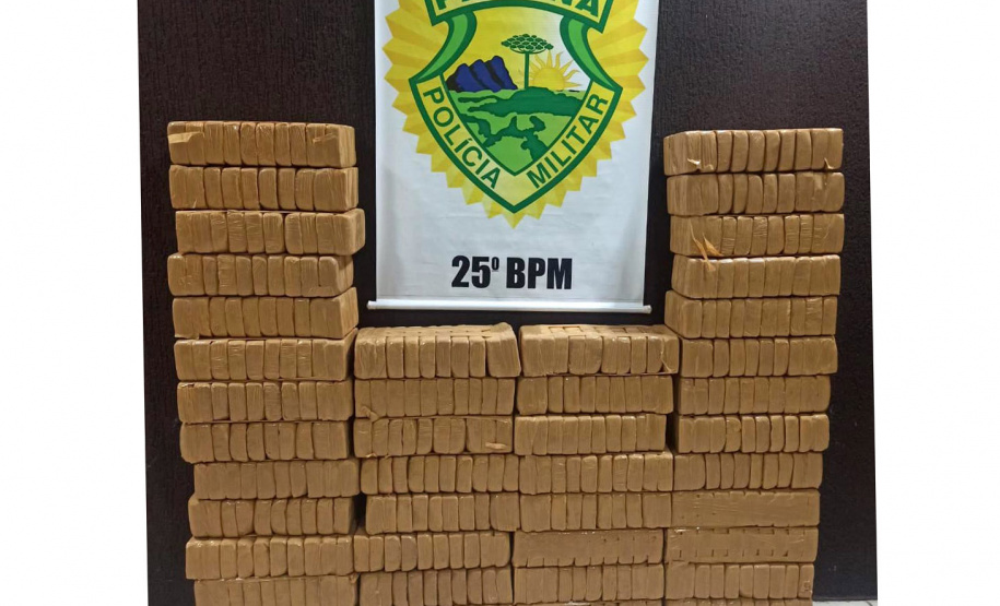 Uma denúncia anônima auxiliou os policiais militares do 25° Batalhão da PM (25°BPM) a apreenderem 425 quilos de crack escondidos em uma propriedade rural na cidade de Maria Helena, no Noroeste do estado, na quarta-feira (14/07). Dois homens foram presos na ocorrência. - curitiba, 14/07/2021 - Foto: PMPR