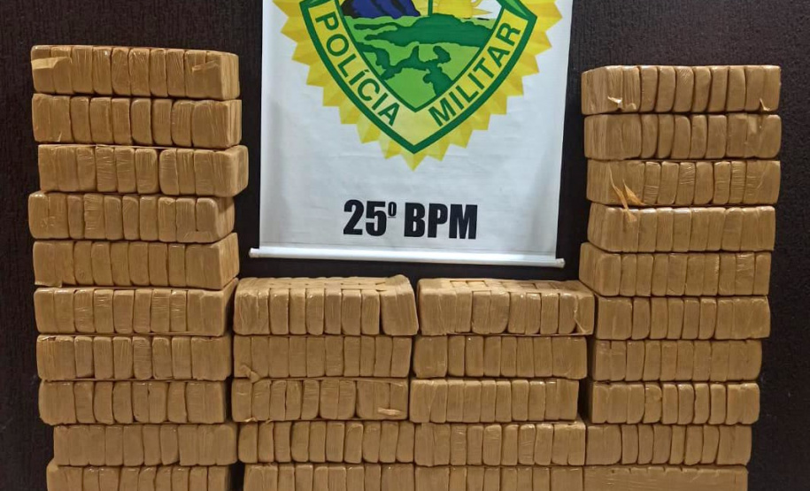 Uma denúncia anônima auxiliou os policiais militares do 25° Batalhão da PM (25°BPM) a apreenderem 425 quilos de crack escondidos em uma propriedade rural na cidade de Maria Helena, no Noroeste do estado, na quarta-feira (14/07). Dois homens foram presos na ocorrência. - curitiba, 14/07/2021 - Foto: PMPR