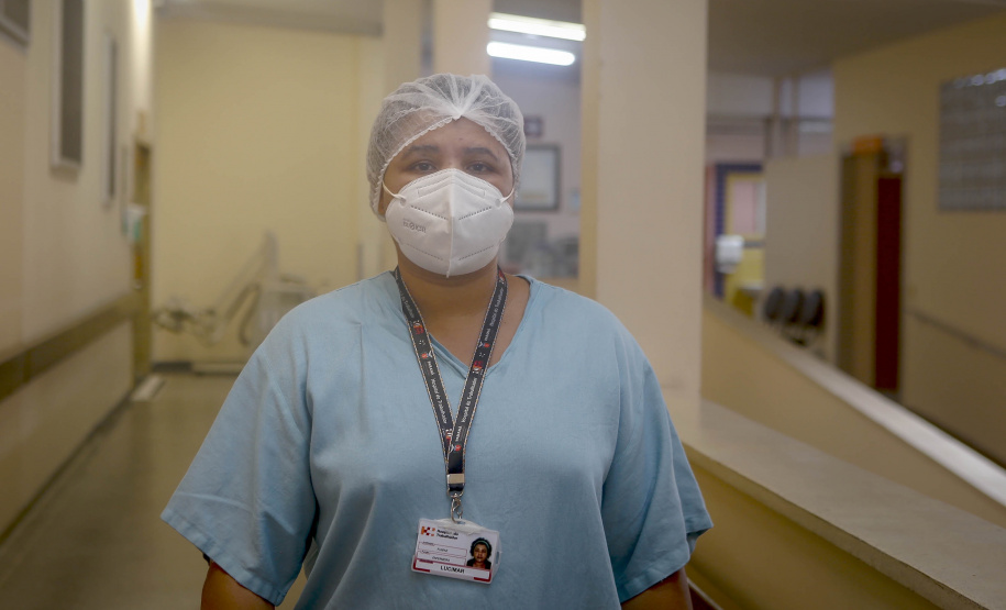 A parnanguara Lucimar Josiane de Oliveira, de 44 anos, recebeu a primeira dose da vacina contra a Covid-19 exatamente às 21h48 do dia 18 de janeiro de 2021. A enfermeira, que atua no Complexo Hospitalar do Trabalhador (CHT), foi a primeira paranaense a ser vacinada contra o novo coronavírus.  -  Curitiba, 15/07/2021  -  Foto: Gilson Abreu/AEN