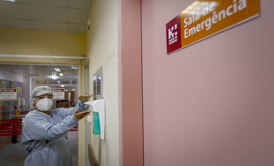 A parnanguara Lucimar Josiane de Oliveira, de 44 anos, recebeu a primeira dose da vacina contra a Covid-19 exatamente às 21h48 do dia 18 de janeiro de 2021. A enfermeira, que atua no Complexo Hospitalar do Trabalhador (CHT), foi a primeira paranaense a ser vacinada contra o novo coronavírus.  -  Curitiba, 15/07/2021  -  Foto: Gilson Abreu/AEN