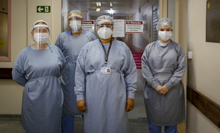 A parnanguara Lucimar Josiane de Oliveira, de 44 anos, recebeu a primeira dose da vacina contra a Covid-19 exatamente às 21h48 do dia 18 de janeiro de 2021. A enfermeira, que atua no Complexo Hospitalar do Trabalhador (CHT), foi a primeira paranaense a ser vacinada contra o novo coronavírus.  -  Curitiba, 15/07/2021  -  Foto: Gilson Abreu/AEN