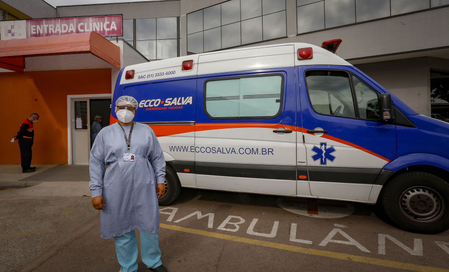 A parnanguara Lucimar Josiane de Oliveira, de 44 anos, recebeu a primeira dose da vacina contra a Covid-19 exatamente às 21h48 do dia 18 de janeiro de 2021. A enfermeira, que atua no Complexo Hospitalar do Trabalhador (CHT), foi a primeira paranaense a ser vacinada contra o novo coronavírus.  -  Curitiba, 15/07/2021  -  Foto: Gilson Abreu/AEN