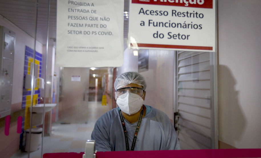 A parnanguara Lucimar Josiane de Oliveira, de 44 anos, recebeu a primeira dose da vacina contra a Covid-19 exatamente às 21h48 do dia 18 de janeiro de 2021. A enfermeira, que atua no Complexo Hospitalar do Trabalhador (CHT), foi a primeira paranaense a ser vacinada contra o novo coronavírus.  -  Curitiba, 15/07/2021  -  Foto: Gilson Abreu/AEN