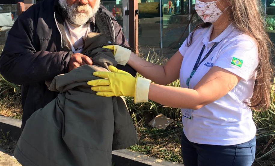 Famílias carentes de Guarapuava receberam, nesta quinta-feira (15), a doação de cobertores, calçados e peças de roupas arrecadados na ação solidária realizada pelo Escritório Regional do Instituto Água e Terra (IAT), que distribuiu 1.500 mudas de árvores frutíferas nativas em troca das doações. - curitiba, 15/07/2021 - Foto: SEDEST/IAT
