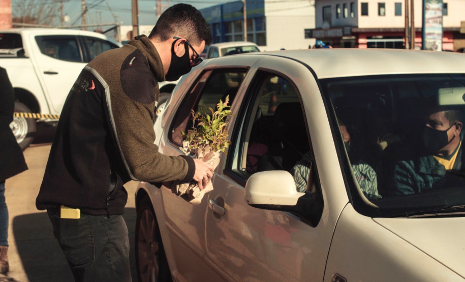 Famílias carentes de Guarapuava receberam, nesta quinta-feira (15), a doação de cobertores, calçados e peças de roupas arrecadados na ação solidária realizada pelo Escritório Regional do Instituto Água e Terra (IAT), que distribuiu 1.500 mudas de árvores frutíferas nativas em troca das doações. - curitiba, 15/07/2021 - Foto: SEDEST/IAT