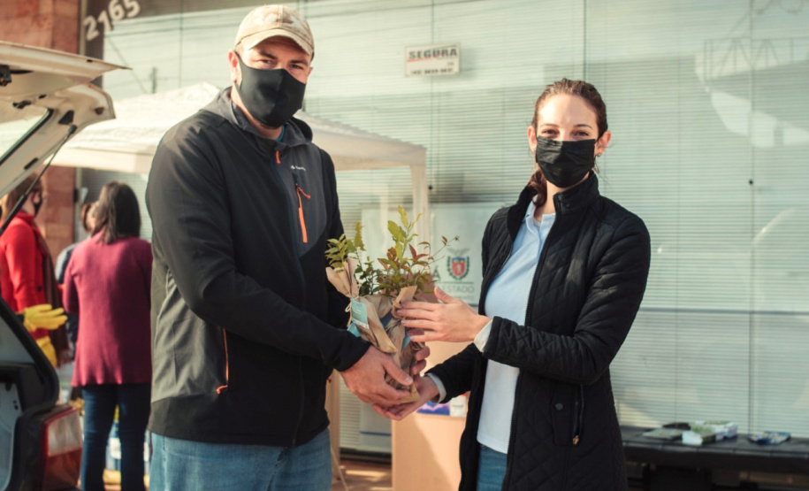 Famílias carentes de Guarapuava receberam, nesta quinta-feira (15), a doação de cobertores, calçados e peças de roupas arrecadados na ação solidária realizada pelo Escritório Regional do Instituto Água e Terra (IAT), que distribuiu 1.500 mudas de árvores frutíferas nativas em troca das doações. - curitiba, 15/07/2021 - Foto: SEDEST/IAT